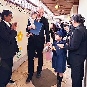 保護者と一緒に退場する卒業生