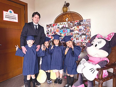 卒業生が先生と一緒に記念撮影