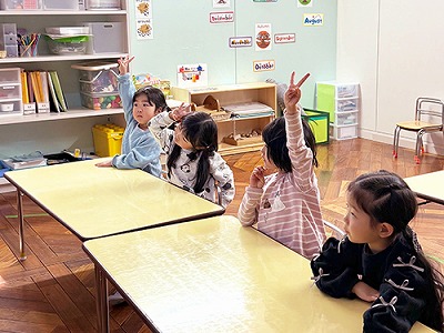 手をあげて発言をする生徒たち