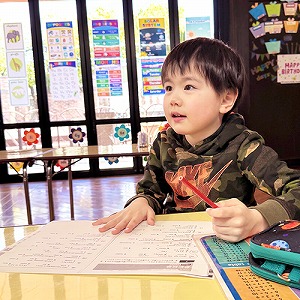 筆記用具を持ち先生の話を聞く生徒