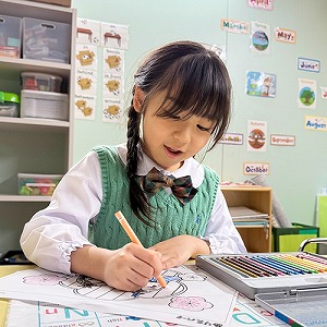 ひなまつりの塗り絵に取り組む生徒