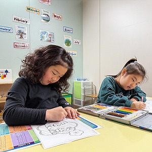 ひなまつりの塗り絵に取り組む生徒たち