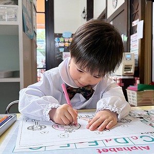 ひなまつりの塗り絵に取り組む生徒