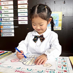 ひなまつりの塗り絵に取り組む生徒