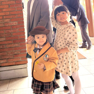 家族と一緒に入場する新入生