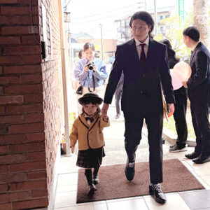 家族と一緒に入場する新入生