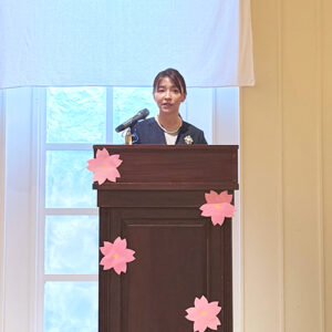 あいさつをする校長