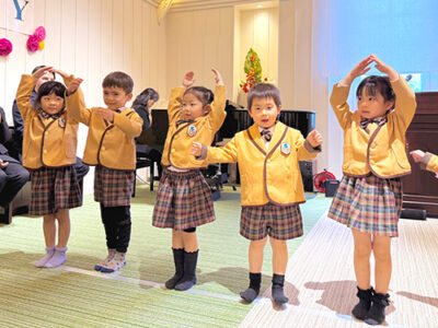 お祝いの歌をうたう在校生たち
