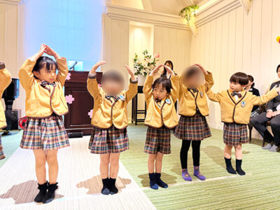 お祝いの歌をうたう在校生たち