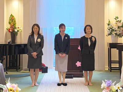 挨拶をするスタッフ