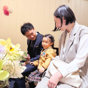 名前を呼ばれ返事をする新入生