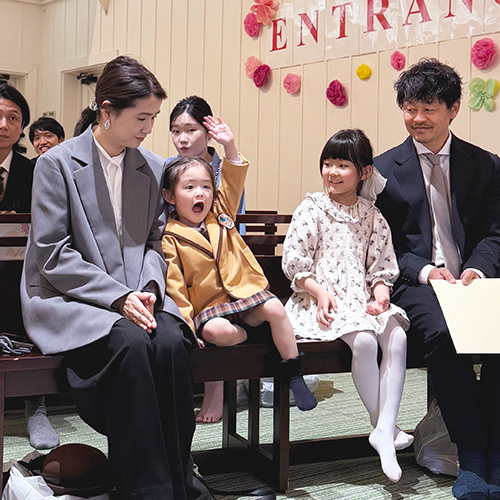 名前を呼ばれ元気に手をあげる新入生