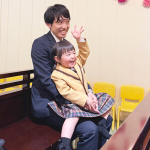 名前を呼ばれ笑顔で元気に手をあげて返事をする新入生