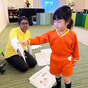 先生が示す絵を指さす生徒