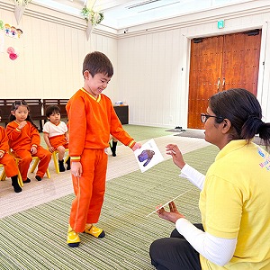 先生が示す絵を指さす生徒