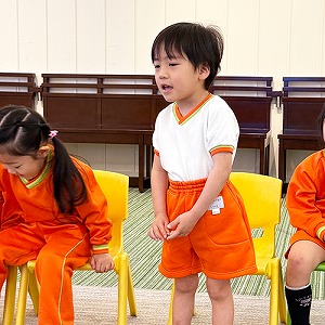 立って発表する生徒