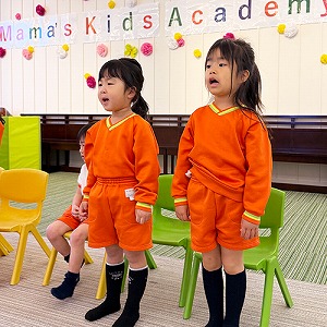 起立して発表する生徒たち