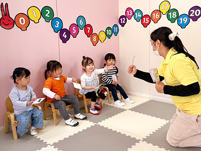 先生が見せる動物カードを見て答える生徒