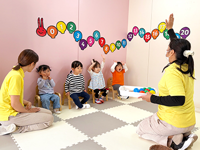 カラーボールで色の名前の勉強をするステップアップクラスの生徒たち