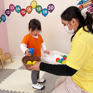 青いカラーボールを選ぶ生徒