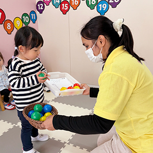 緑のカラーボールを選ぶ生徒