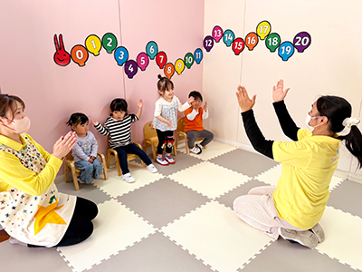 手を叩いて歌をうたう授業の様子