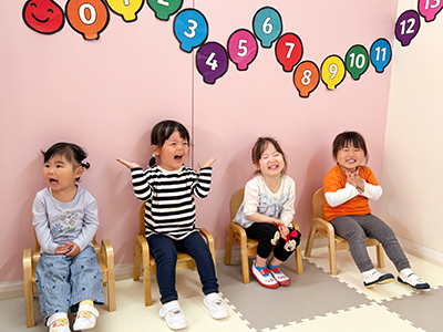 手を叩いたり笑顔を見せる生徒たち