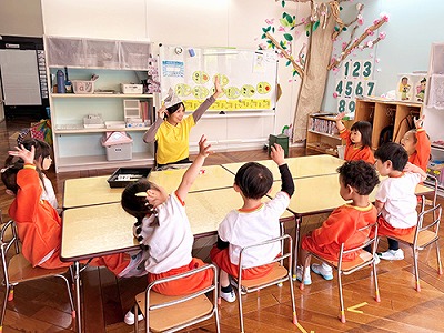 こどもの日の制作の説明を聞く生徒たち