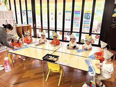 こいのぼりを制作する生徒たち