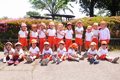 ピクニックへでかけた公園で記念撮影