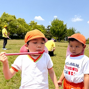 シャボン玉で遊ぶ生徒たち