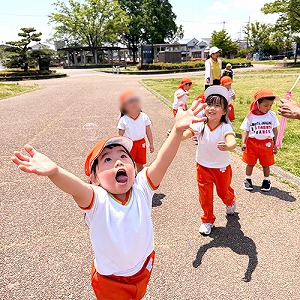 シャボン玉で遊ぶ生徒たち