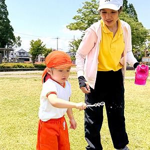 シャボン玉で遊ぶ生徒と先生
