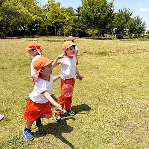 シャボン玉で遊ぶ生徒たち