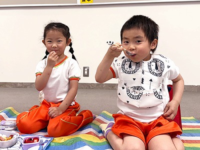 お弁当をほおばる生徒たち