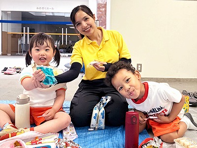 お弁当を食べる生徒たちと先生