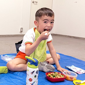 お弁当をほおばる生徒