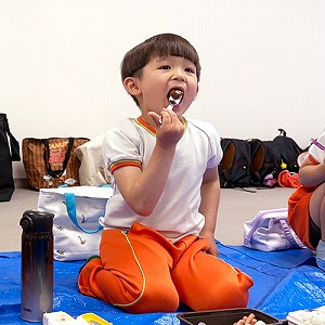 お弁当をほおばる生徒