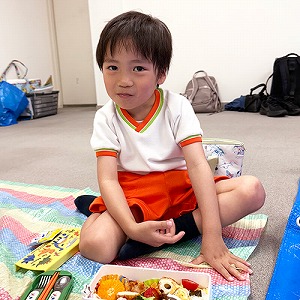 お弁当を食べる生徒