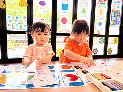 塗り絵をする生徒たち