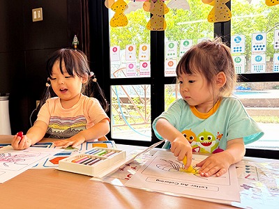塗り絵をする生徒たち