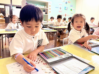 ワークシートに取り組む生徒たち