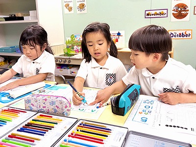 お友だちと一緒にワークシートに取り組む生徒たち