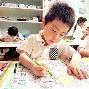 真剣にぬりえをする生徒