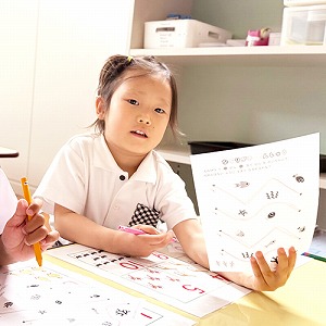 線書きワークシートを「できた！」と見せる生徒