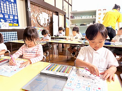 ぬりえとワークシートに取り組む生徒たち