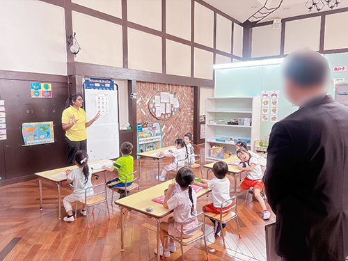 ママーズキッズアカデミーの授業を視察する羽島市教育委員会学校教育課のみなさん