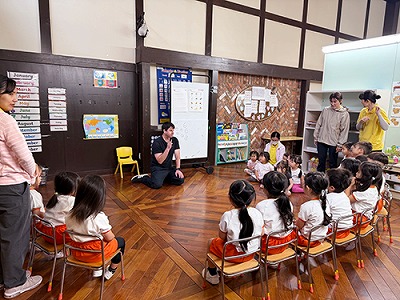 水害を想定した避難訓練の話を聞く生徒たち
