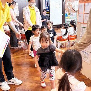 先生に手をひかれながら避難する生徒たち