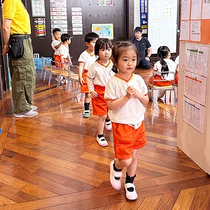 冷静に避難する生徒たち